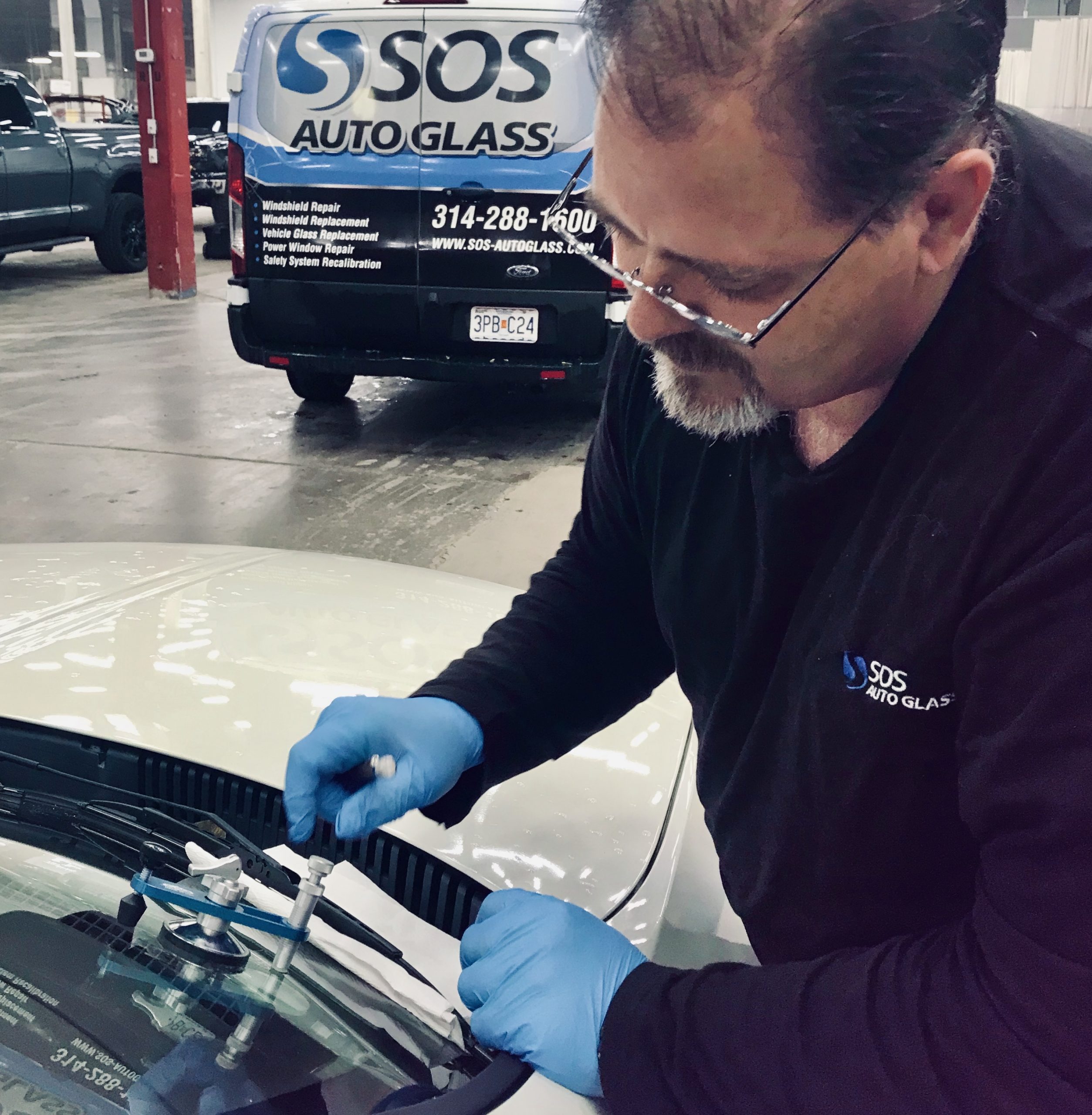 SOS glass technician providing services